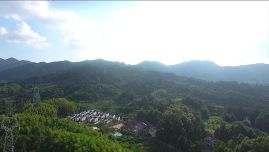 △山坳里的大灣村