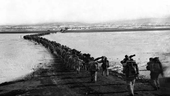 　▲资料图片：1950年10月，中国人民志愿军雄赳赳、气昂昂跨过鸭绿江，开赴朝鲜战场。抗美援朝战争就此拉开序幕。（新华社）