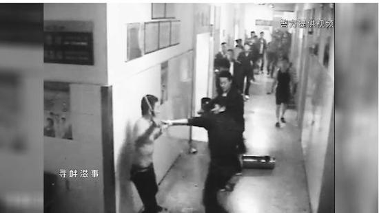 涉黑团伙:涉黑团伙逼人街头殴打他人 警方带全城追捕