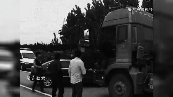 涉黑团伙:涉黑团伙逼人街头殴打他人 警方带全城追捕