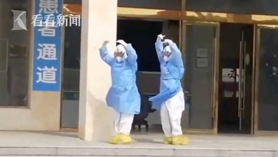 医护跳天鹅舞欢送患者出院 网友：笑着笑着就哭