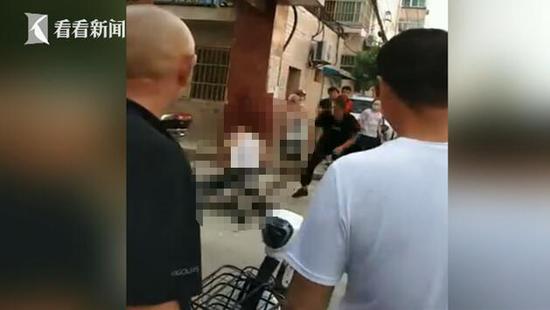 用羊碰瓷？俩男子赶羊群横穿小区 司机鸣笛遭暴