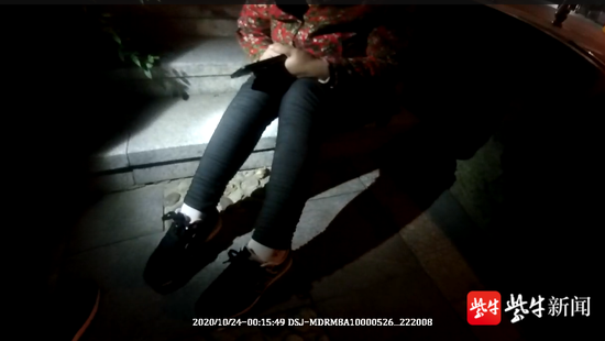 扬子晚报|妈妈怄气出走要跳河轻生，孩子报警救她上岸　