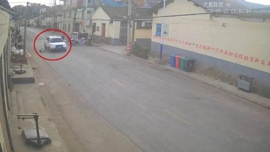 太可怕!3岁女孩10次横穿马路不幸被撞 监控画面