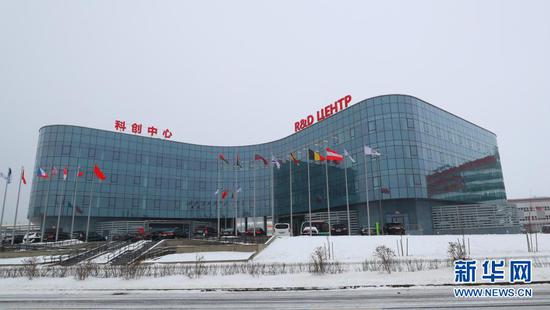 这是2020年12月23日在白俄罗斯首都明斯克中白工业园拍摄的中白科技成果产业化创新中心大楼。新华社发（任科夫摄）