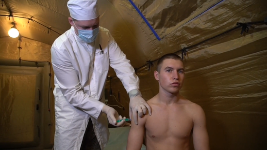 俄军纳卡维和人员接种新冠疫苗