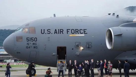 3名美国国会议员包乘美军C-17运输机到台北，却没带来疫苗