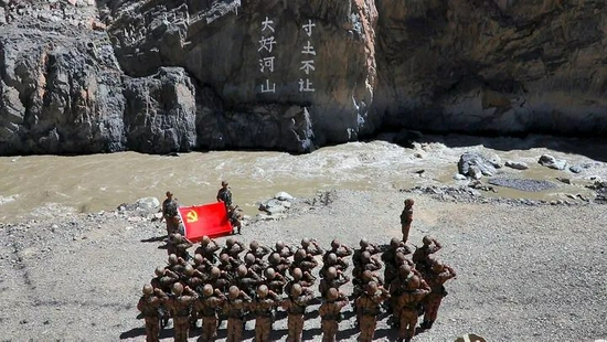 某边防团官兵在“大好河山 寸土不让”标语前举行重温入党誓词仪式（资料照片）。新华社发（郑晓林 摄）