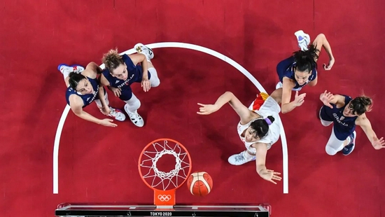 8月4日，在东京奥运会女子篮球四分之一决赛中，中国队以70比77不敌塞尔维亚队，无缘半决赛。新华社记者 潘昱龙 摄