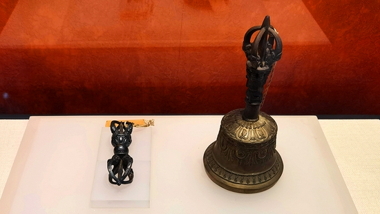 △珍藏在承德博物馆中的铜铃、杵，是六世班禅为乾隆皇帝祝寿敬献的礼品之一。（总台央视记者马立飞拍摄）