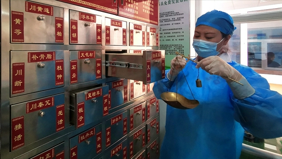 △承德双滦区偏桥子镇大贵口村卫生室内,药剂师正在配药。(总台央视记者张晓鹏拍摄)