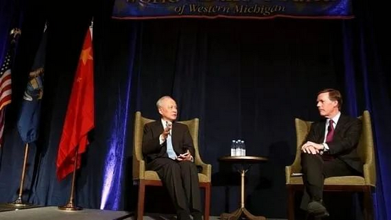 ·2019年，伯恩斯与时任中国驻美大使崔天凯（左）举行对话。