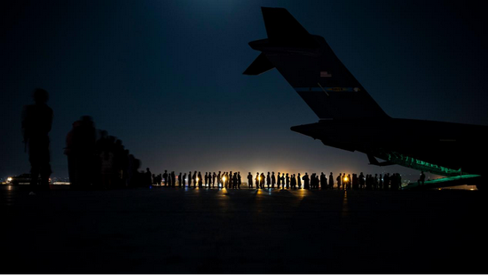 （图说：8月21日，喀布尔机场，撤离人员等待登机。）