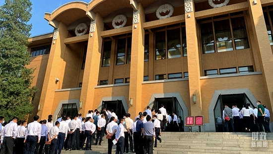 △中青班学员排队入场。(总台央视记者范一鸣拍摄)