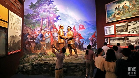 △今年暑期，中国共产党历史展览馆迎来参观高峰。（图/视觉中国）