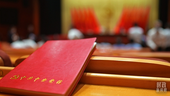 △一名学员的红色笔记本封面印着“中共中央党校”六个字。（总台央视记者彭汉明拍摄）