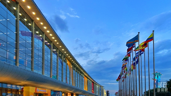 △9月2日，服贸会全球服务贸易峰会在国家会议中心举行。（总台央视记者石熠龙、刘瑞琳拍摄）