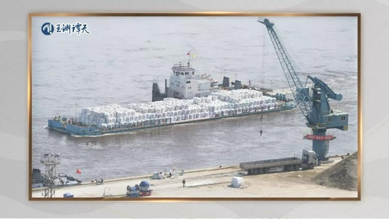  △ 载有1000吨大豆的俄罗斯货船抵达黑龙江黑河口岸码头