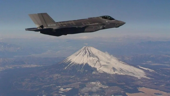  ▲ 日本空中自卫队的F-35A战机在富士山上空巡航