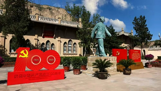 △杨家沟革命旧址的毛泽东雕像,大步向前,气势昂扬。(总台央视记者韩锐拍摄)