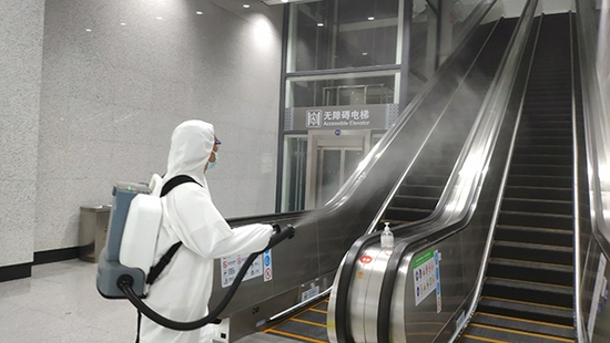 工作人员对扬州东站候车室电梯进行预防性消毒   蔡文广  摄
