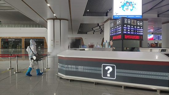 工作人员对扬州东站候车室进行预防性消毒  蔡文广  摄