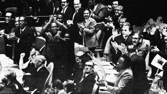 △1971年10月25日,第26届联合国大会以压倒多数的票数通过了恢复中华人民共和国在联合国一切合法权利的提案。提案通过时,代表们热烈鼓掌。(资料图)