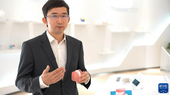 “80后”海归袁玉宇介绍他创立的广州迈普再生医学科技有限公司研发的产品(2019年2月3日摄)。新华社记者 周自扬 摄