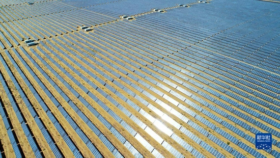 这是宁夏中卫市沙漠光伏产业园光伏电站（2018年9月7日，无人机照片）。新华社记者 王鹏 摄