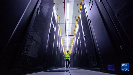 工作人员在中国移动贵州数据中心机房内巡检（5月24日摄）。新华社记者 欧东衢 摄