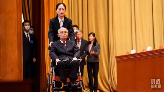 △当天,顾诵芬院士坐轮椅领奖。(总台国广记者李晋拍摄)