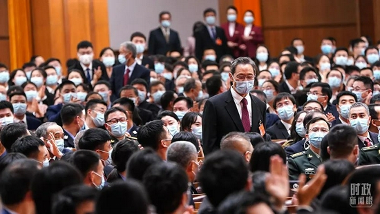 △钟南山院士步入会场时,全场自发响起热烈掌声。(总台国广记者李晋拍摄)