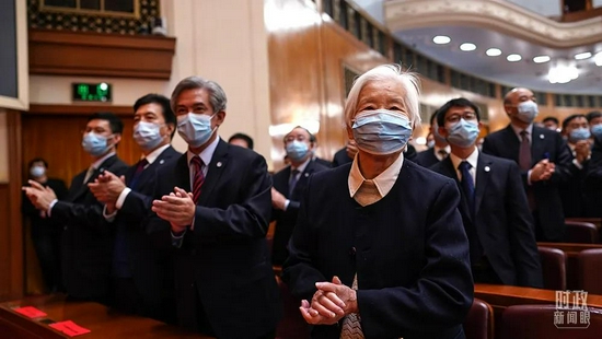 △顾老领奖时,他的爱人江泽菲在台下深情凝望。(总台国广记者李晋拍摄)