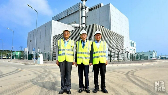  △2021年9月12日，王大中（中）、吴宗鑫（左）、张作义（右）在山东石岛湾高温气冷堆示范工程现场。（资料图）