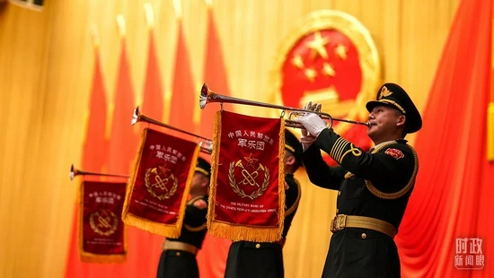 △军乐团奏响颁奖乐曲。(总台国广记者李晋拍摄)