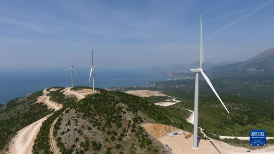 这是2018年5月1日拍摄的黑山莫祖拉风电站。由中国国家电力投资集团所属上海电力（马耳他）控股有限公司与马耳他政府合资投建的黑山莫祖拉风电站2019年11月18日在当地举行完工仪式，并正式投入运营。新华社发