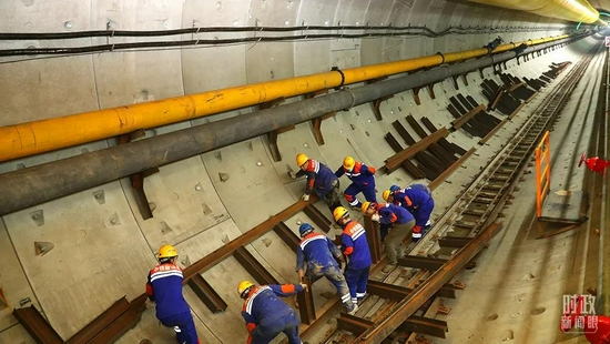△2021年12月，施工人员在长江盾构穿越工程隧道内安装施工道岔。这一工程是中俄东线天然气管道的“咽喉”项目。（图/视觉中国）