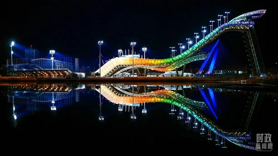 △北京赛区，夜色中的首钢滑雪大跳台。（图/视觉中国）