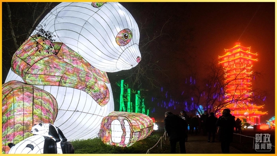 △2021年11月，法国布拉尼亚克，当地公园举办中国传统灯会。80名来自中国四川的工匠费时三个月布置装饰。（图/视觉中国）