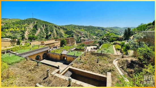 △陕西米脂，杨家沟村。毛泽东同志曾在这里指挥了全国解放战争和西北战场，领导开展土地改革运动。2021年9月，习近平总书记到这里调研。（总台央视记者李炜拍摄）