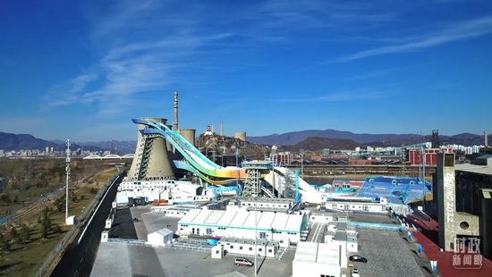 △首钢滑雪大跳台的造型设计融入了敦煌壁画中的“飞天”元素,建筑曲线优美、流畅。(总台央视记者刘岳拍摄)