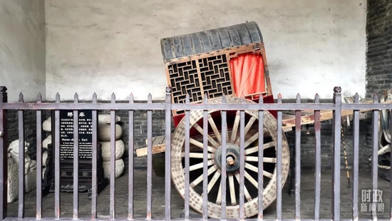 △平遥古城内展示的“轿车”。在交通不发达的历史时期，乘“轿车”出行是富贵的象征。（总台央视记者王晓东拍摄）