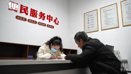△段村便民服务中心提供证照代办、民事调解、文明建设等服务。（总台央广记者潘毅拍摄）