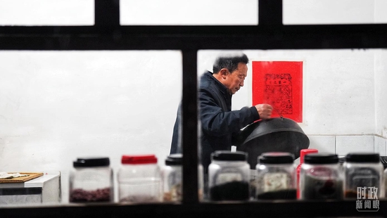 △师红兵在厨房忙碌着。（总台国广记者李晋拍摄）
