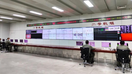 △瑞光公司的企业热电机组生产集中控制室。（总台央视记者杨立峰拍摄）