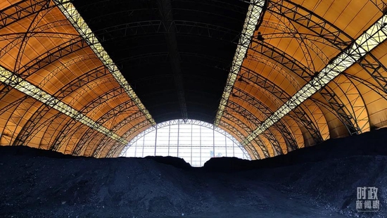 △这是瑞光公司的储煤场。（总台央视记者杨立峰拍摄）