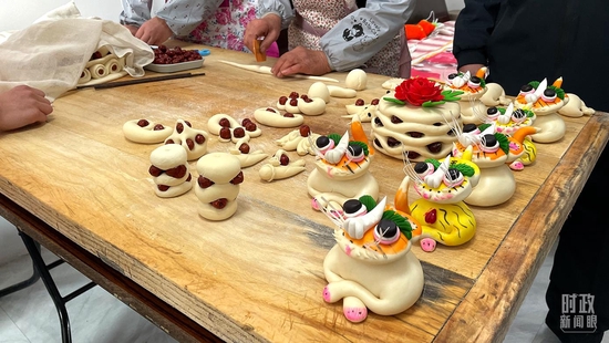 △老虎造型的年馍表情生动，色彩鲜艳。（总台央视记者王冰拍摄）