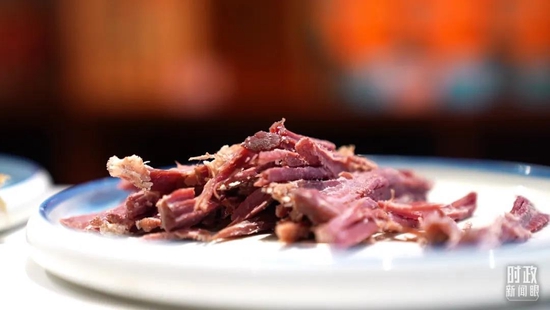 △平遥牛肉色泽红润，按口味分类有原味、五香味、麻辣味。（总台央视记者曹亚星拍摄）