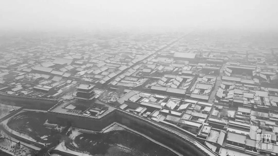 △雪后的平遥古城。（总台记者裴大伟拍摄）