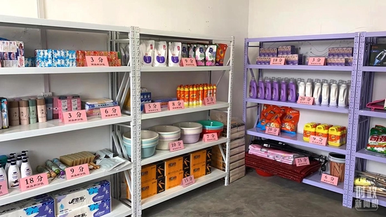 △段村党群服务中心设有“扶志驿站”，村民可以用积分兑换小商品。（总台央广记者潘毅、央视记者郭晓龙拍摄）